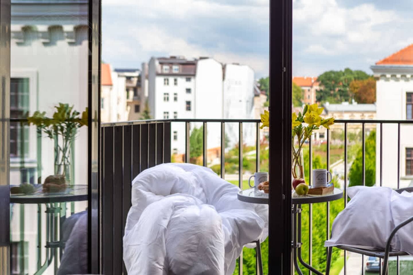 - Start your morning wrapped in a cozy blanket, sipping coffee on this peaceful balcony
- Breathe in the fresh air and enjoy a slow, relaxing moment
- Whether it’s breakfast in the sunshine or unwinding under the stars, this space is pure bliss